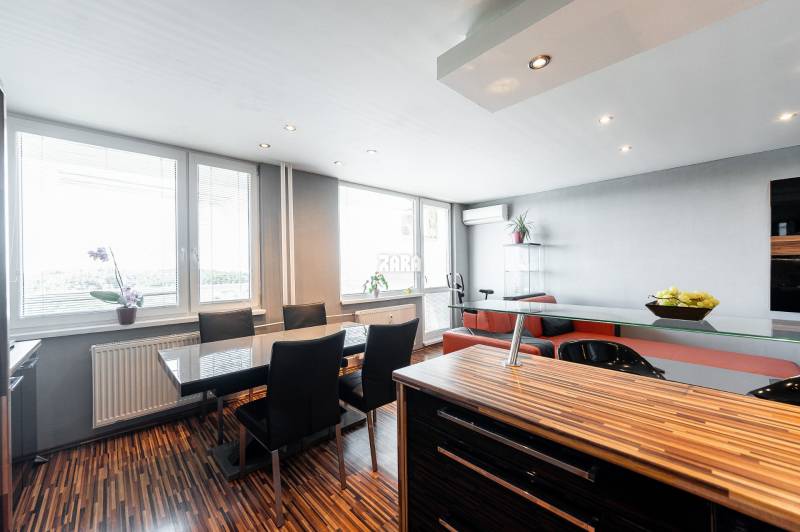 FURČA - MAUREROVA, ZARIADENÝ PEKNÝ 3 izbový byt po KR. 68 m2 + loggia.