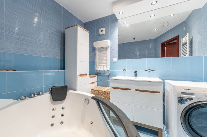 FURČA - MAUREROVA, ZARIADENÝ PEKNÝ 3 izbový byt po KR. 68 m2 + loggia.