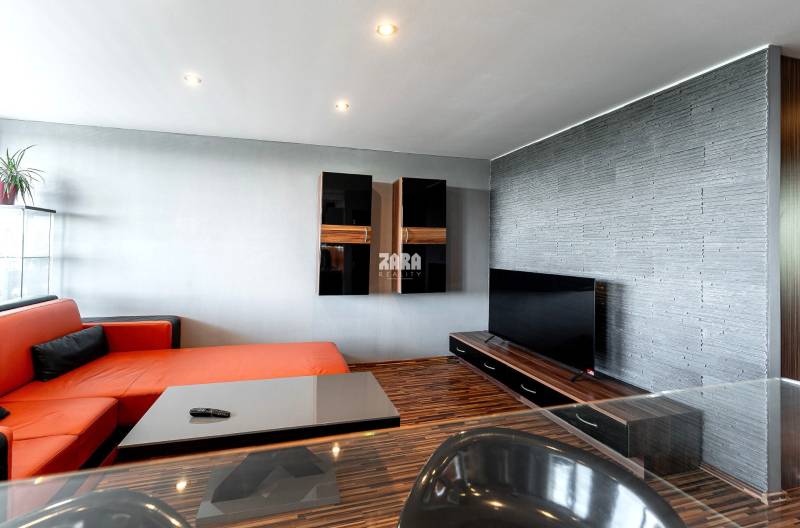 FURČA - MAUREROVA, ZARIADENÝ PEKNÝ 3 izbový byt po KR. 68 m2 + loggia.