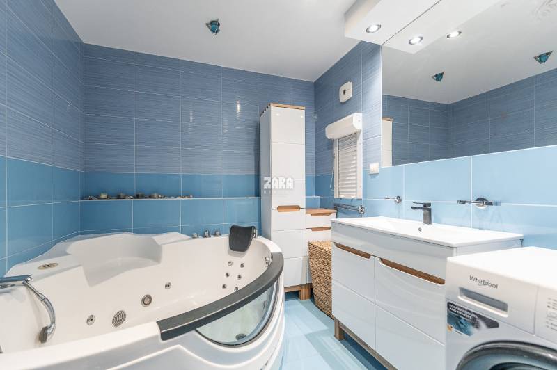 FURČA - MAUREROVA, ZARIADENÝ PEKNÝ 3 izbový byt po KR. 68 m2 + loggia.