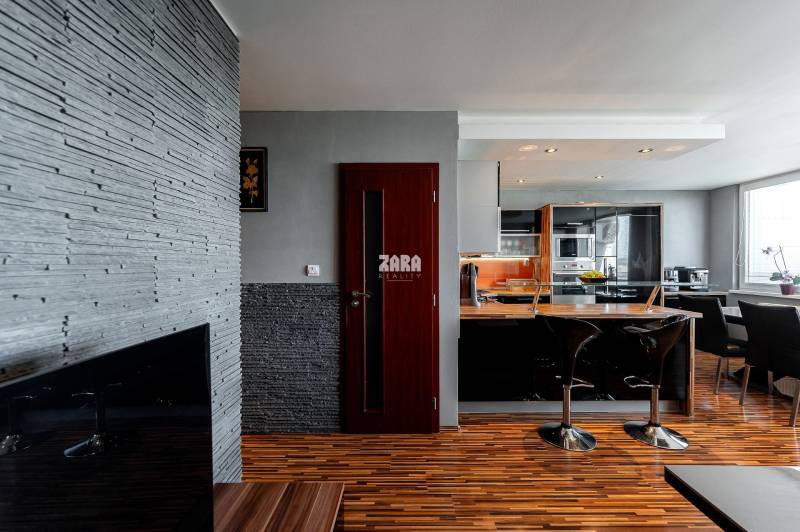 FURČA - MAUREROVA, ZARIADENÝ PEKNÝ 3 izbový byt po KR. 68 m2 + loggia.