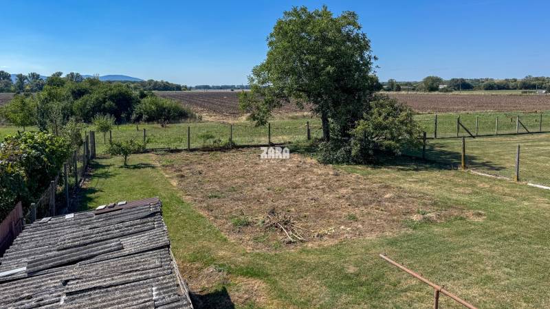ČAŇA: veľký 5 izb. tehlový rodinný dom. Dvojgeneračný. Pozemok 771 m2.