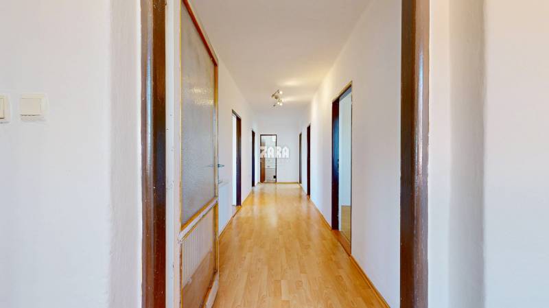 ČAŇA: veľký 5 izb. tehlový rodinný dom. Dvojgeneračný. Pozemok 771 m2.