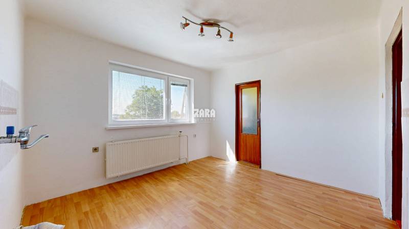 ČAŇA: veľký 5 izb. tehlový rodinný dom. Dvojgeneračný. Pozemok 771 m2.