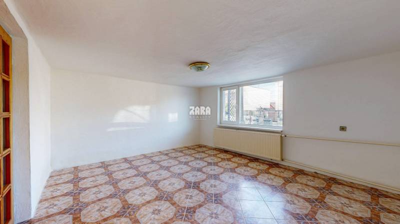ČAŇA: veľký 5 izb. tehlový rodinný dom. Dvojgeneračný. Pozemok 771 m2.