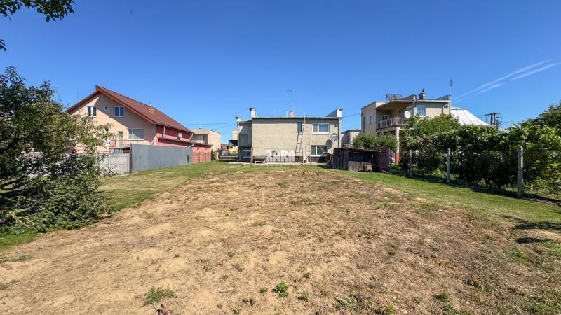 ČAŇA: veľký 5 izb. tehlový rodinný dom. Dvojgeneračný. Pozemok 771 m2.