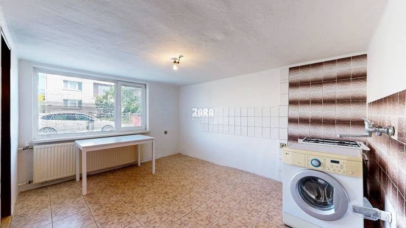 ČAŇA: veľký 5 izb. tehlový rodinný dom. Dvojgeneračný. Pozemok 771 m2.