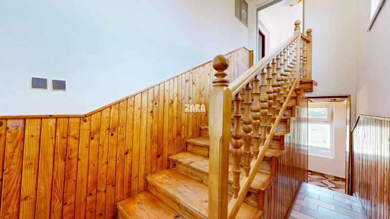 ČAŇA: veľký 5 izb. tehlový rodinný dom. Dvojgeneračný. Pozemok 771 m2.