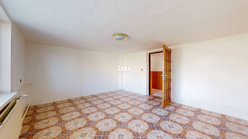 ČAŇA: veľký 5 izb. tehlový rodinný dom. Dvojgeneračný. Pozemok 771 m2.