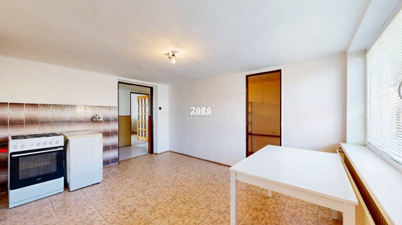 ČAŇA: veľký 5 izb. tehlový rodinný dom. Dvojgeneračný. Pozemok 771 m2.