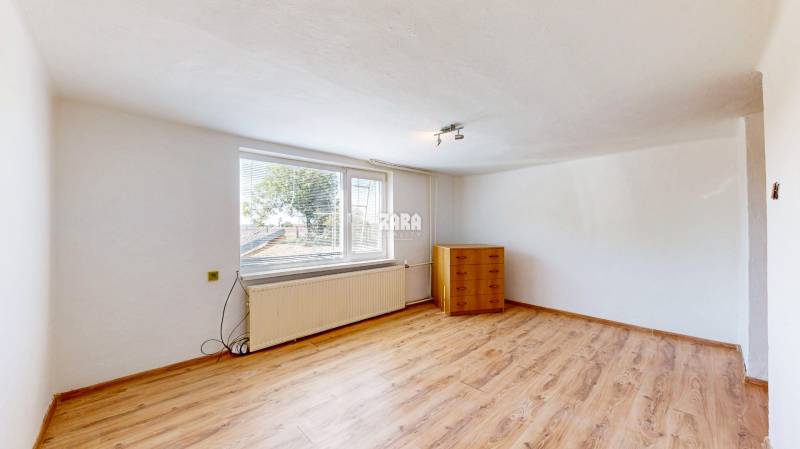 ČAŇA: veľký 5 izb. tehlový rodinný dom. Dvojgeneračný. Pozemok 771 m2.