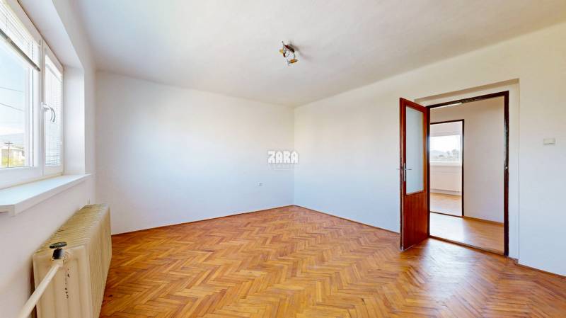 ČAŇA: veľký 5 izb. tehlový rodinný dom. Dvojgeneračný. Pozemok 771 m2.