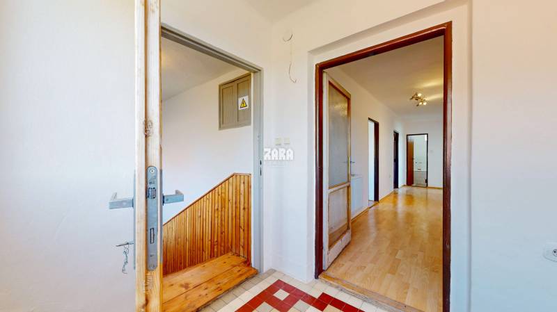 ČAŇA: veľký 5 izb. tehlový rodinný dom. Dvojgeneračný. Pozemok 771 m2.
