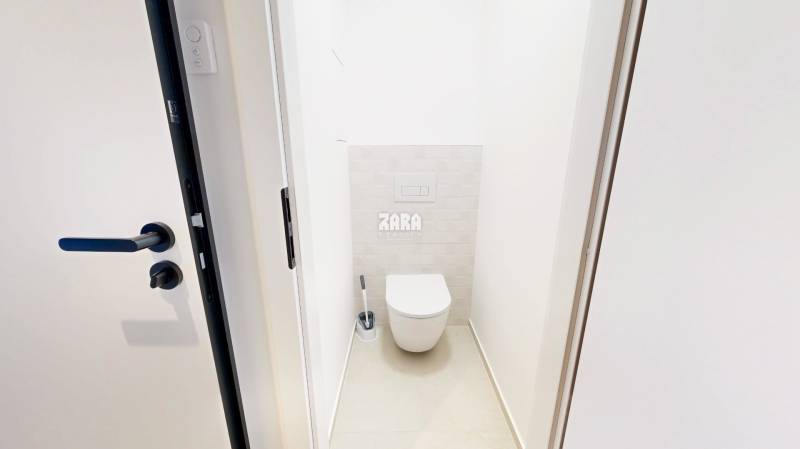 Kysucká - pekný 1 izbový byt 21 m2 +  loggia 3 m2 po komplet. rekonšt.
