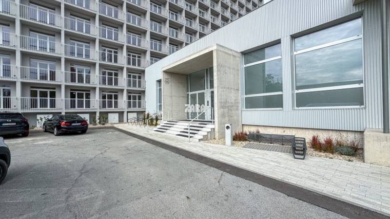 Kysucká - pekný 1 izbový byt 21 m2 +  loggia 3 m2 po komplet. rekonšt.