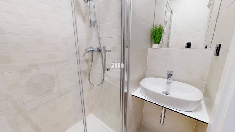 Kysucká - pekný 1 izbový byt 21 m2 +  loggia 3 m2 po komplet. rekonšt.