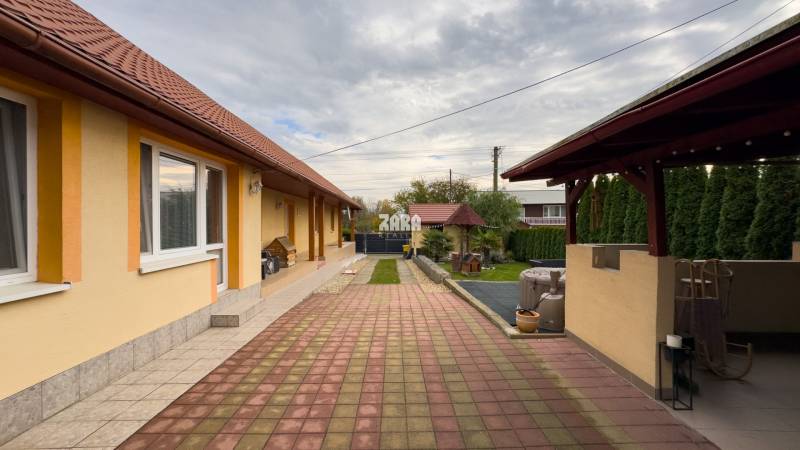 Dvor
