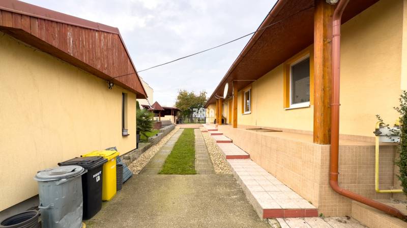 Dvor s altánkom