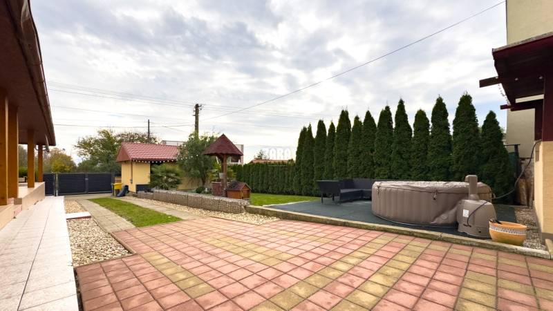 Dvor