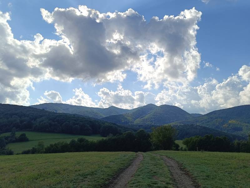 z lúk 100m nad pozemkom s krásnymi výhľadmi