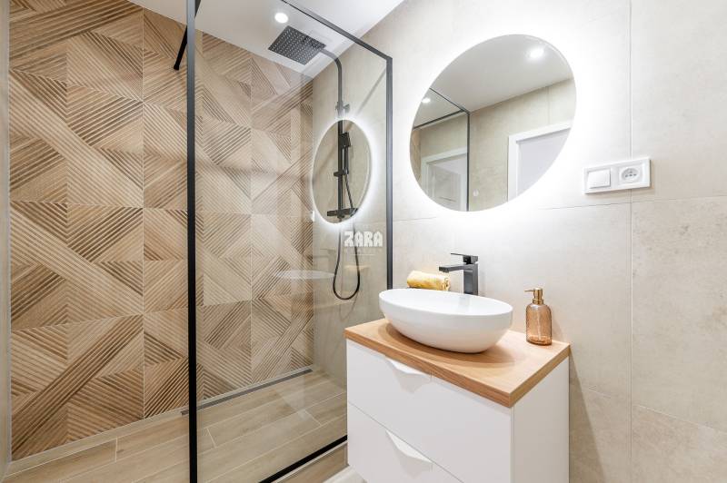 MIŠKOVECKÁ - JUH. Krásny 2 izbový byt, 51 m2 + loggia. ZARIADENÝ.