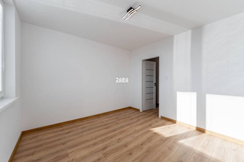 MIŠKOVECKÁ - JUH. Krásny 2 izbový byt, 51 m2 + loggia. ZARIADENÝ.