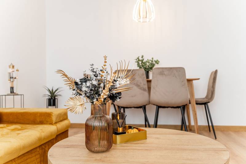 MIŠKOVECKÁ - JUH. Krásny 2 izbový byt, 51 m2 + loggia. ZARIADENÝ.