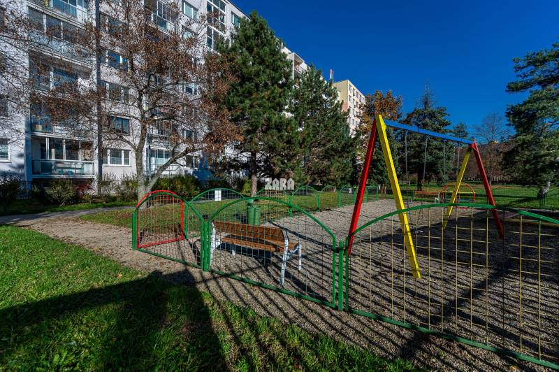 MIŠKOVECKÁ - JUH. Krásny 2 izbový byt, 51 m2 + loggia. ZARIADENÝ.