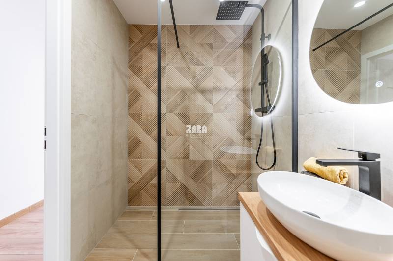 MIŠKOVECKÁ - JUH. Krásny 2 izbový byt, 51 m2 + loggia. ZARIADENÝ.