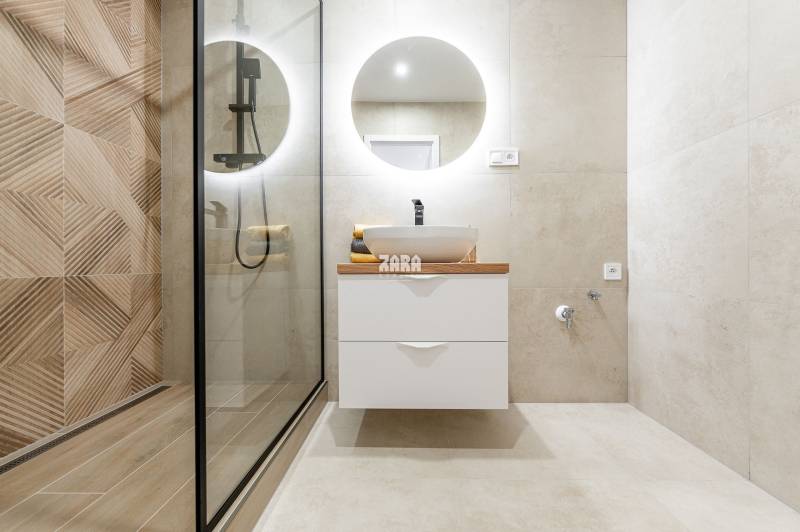 MIŠKOVECKÁ - JUH. Krásny 2 izbový byt, 51 m2 + loggia. ZARIADENÝ.