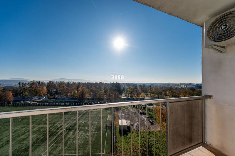 MIŠKOVECKÁ - JUH. Krásny 2 izbový byt, 51 m2 + loggia. ZARIADENÝ.