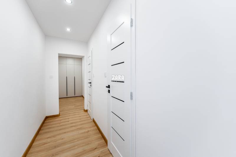 MIŠKOVECKÁ - JUH. Krásny 2 izbový byt, 51 m2 + loggia. ZARIADENÝ.