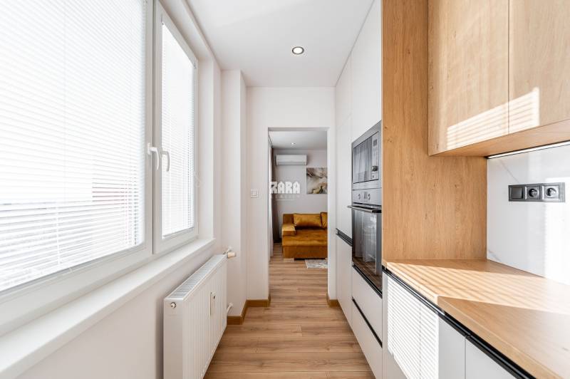 MIŠKOVECKÁ - JUH. Krásny 2 izbový byt, 51 m2 + loggia. ZARIADENÝ.