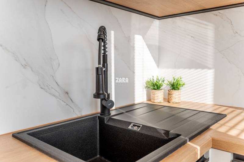 MIŠKOVECKÁ - JUH. Krásny 2 izbový byt, 51 m2 + loggia. ZARIADENÝ.