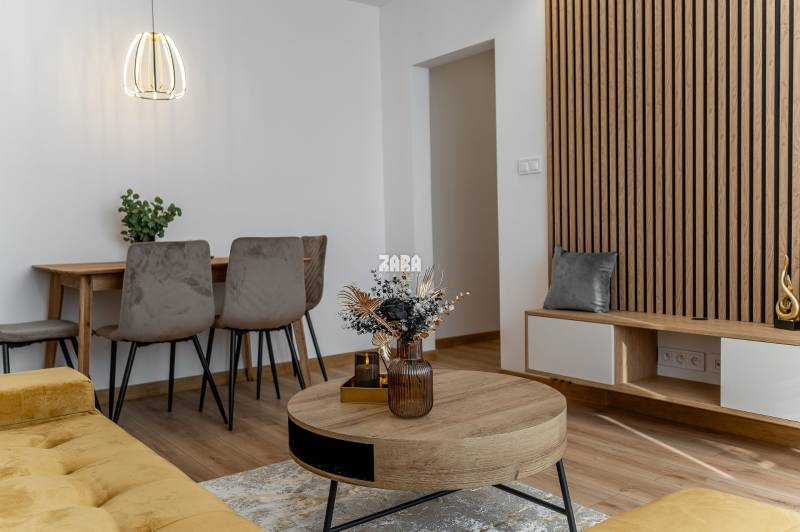 MIŠKOVECKÁ - JUH. Krásny 2 izbový byt, 51 m2 + loggia. ZARIADENÝ.