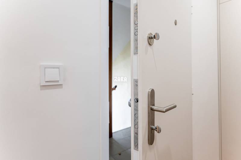 MIŠKOVECKÁ - JUH. Krásny 2 izbový byt, 51 m2 + loggia. ZARIADENÝ.