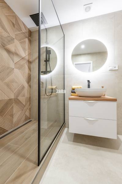 MIŠKOVECKÁ - JUH. Krásny 2 izbový byt, 51 m2 + loggia. ZARIADENÝ.