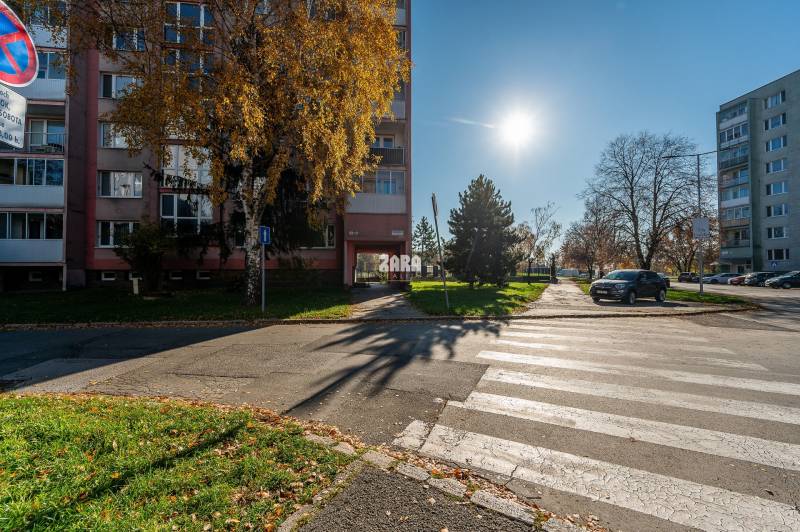 MIŠKOVECKÁ - JUH. Krásny 2 izbový byt, 51 m2 + loggia. ZARIADENÝ.
