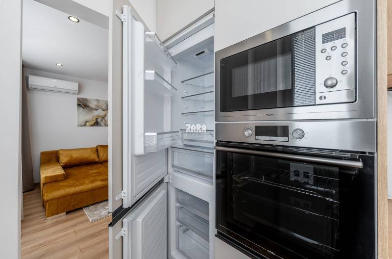 MIŠKOVECKÁ - JUH. Krásny 2 izbový byt, 51 m2 + loggia. ZARIADENÝ.