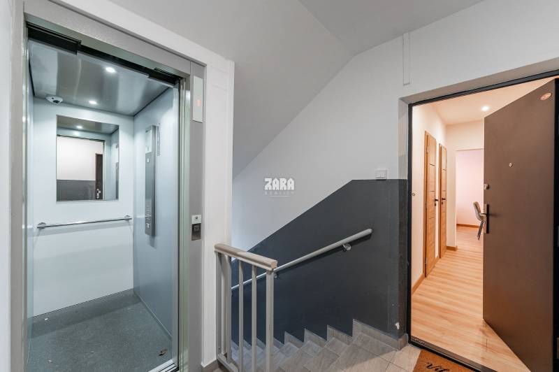 Západ - Trieda SNP - krásny 2 izb, byt 54 m2 + LOGGIA. Komp. rekonštr.