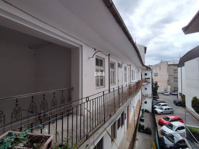 Staré Mesto-ul. Hlavná, 2 izb. tehlový pavlačový byt, 61 m2.ZARIADENÝ