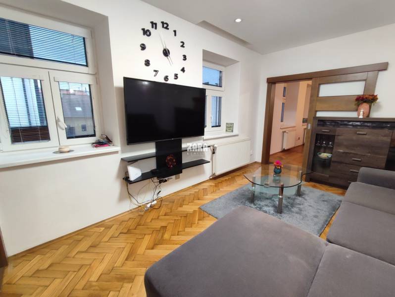 Staré Mesto-ul. Hlavná, 2 izb. tehlový pavlačový byt, 61 m2.ZARIADENÝ