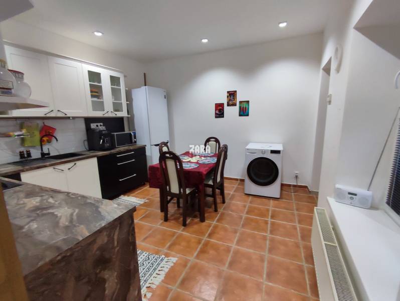 Staré Mesto-ul. Hlavná, 2 izb. tehlový pavlačový byt, 61 m2.ZARIADENÝ