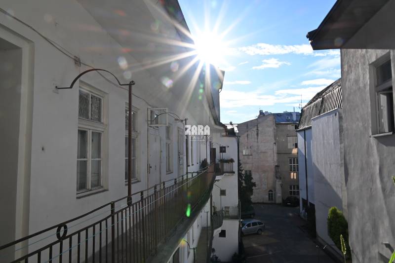 Staré Mesto-ul. Hlavná, 2 izb. tehlový pavlačový byt, 61 m2.ZARIADENÝ