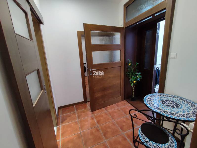 Staré Mesto-ul. Hlavná, 2 izb. tehlový pavlačový byt, 61 m2.ZARIADENÝ