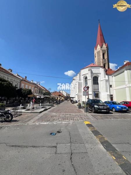 Staré Mesto-ul. Hlavná, 2 izb. tehlový pavlačový byt, 61 m2.ZARIADENÝ