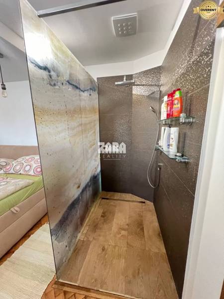 Staré Mesto-ul. Hlavná, 2 izb. tehlový pavlačový byt, 61 m2.ZARIADENÝ