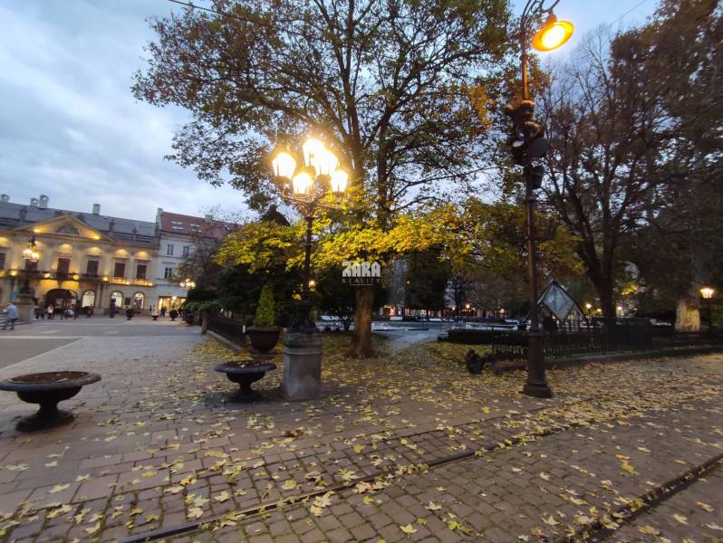 Staré Mesto-ul. Hlavná, 2 izb. tehlový pavlačový byt, 61 m2.ZARIADENÝ