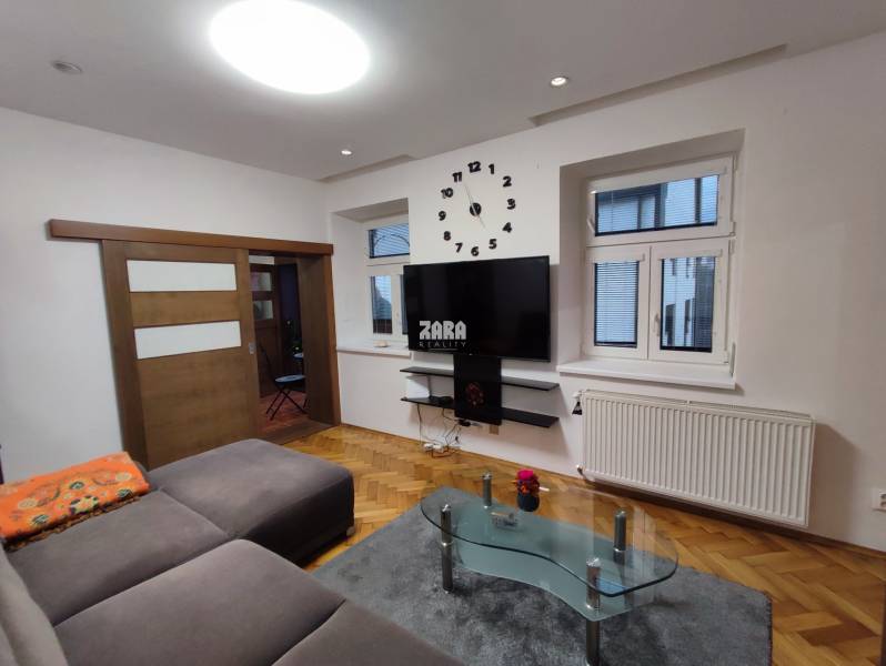 Staré Mesto-ul. Hlavná, 2 izb. tehlový pavlačový byt, 61 m2.ZARIADENÝ