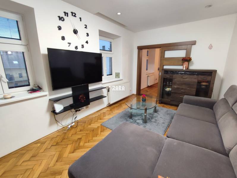 Staré Mesto-ul. Hlavná, 2 izb. tehlový pavlačový byt, 61 m2.ZARIADENÝ